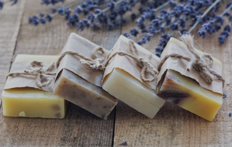 Seife mit echten ätherischen Ölen 100g Bio Sheabutter
Beruhigend, glättend, feuchtigkeitsregulierend, 100% Vegan ohne Mikroplastik