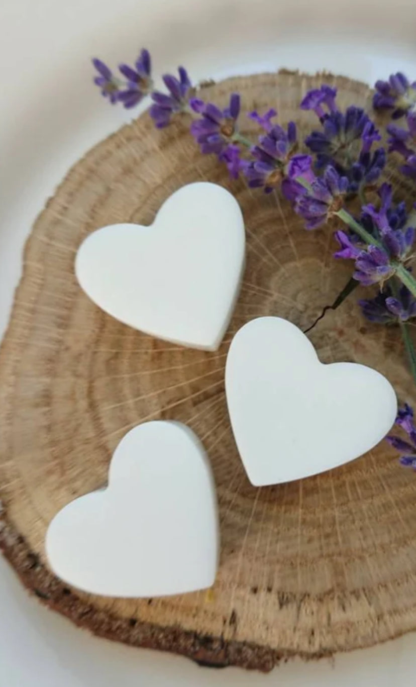 Seife-Herzform mit echten ätherischen Ölen 80g Bio Sheabutter
Beruhigend, glättend, feuchtigkeitsregulierend, 100% Vegan ohne Mikroplastik