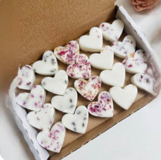 Aroma-Wachs-Melts Herzen 20Stück mit Blüten/150g im Geschenkkarton mit Holzwolle liebevoll verpackt